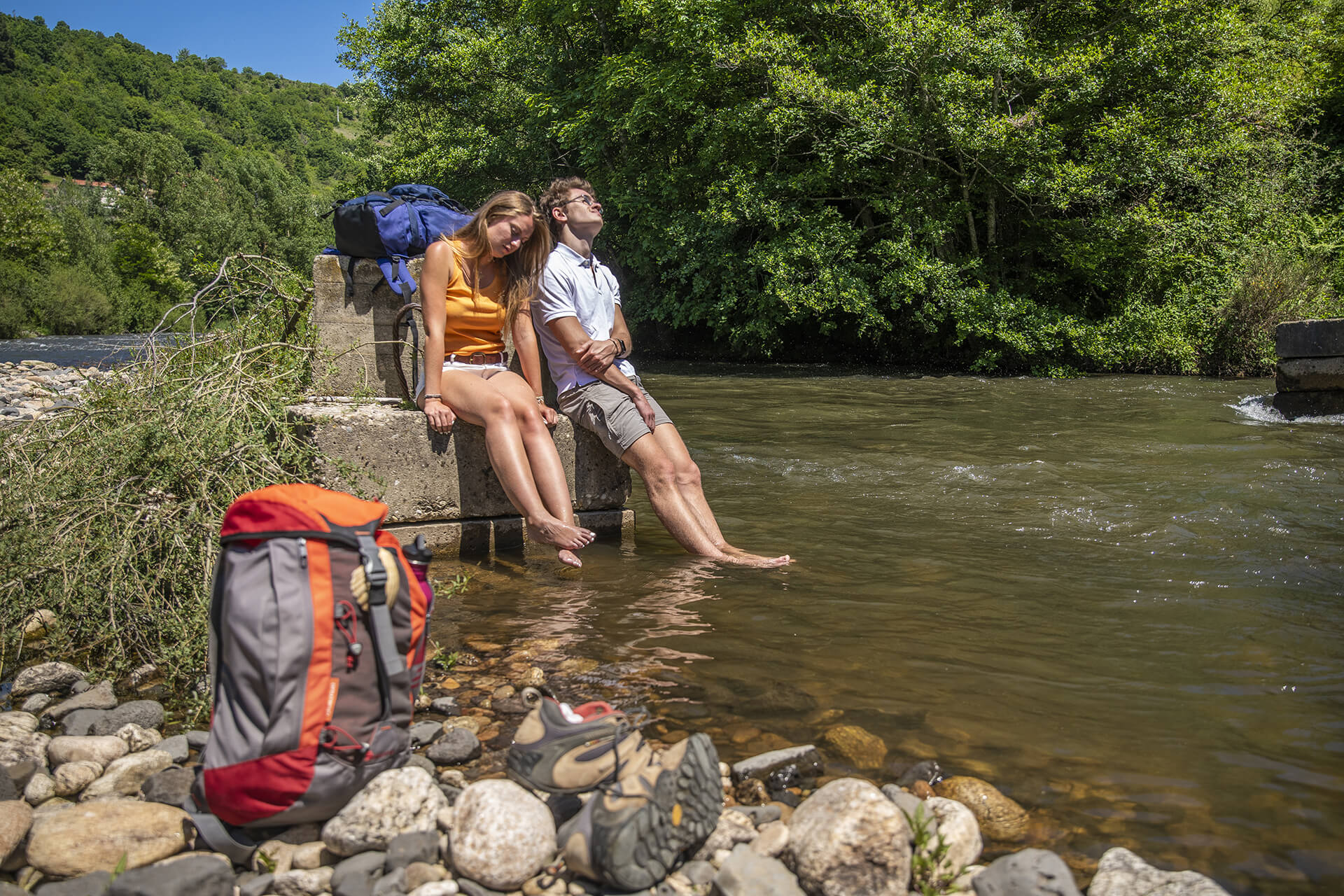 Deux pèlerins se posent sur le bord de l'Allier sur le GR65