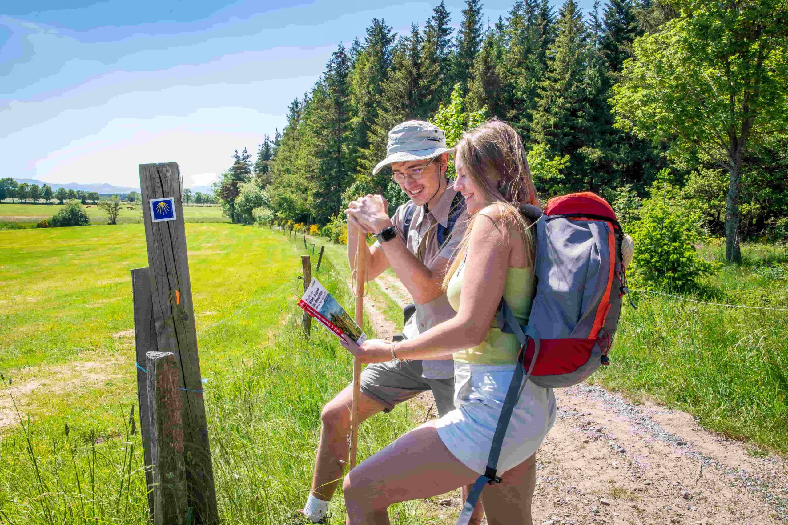 entrainement-trek-conditions-reelles-saint-jacques©️Luc-Lovier Randonnée sur le chemin de Compostelle de Genève au Puy-en-Velay, à l'approche de Montfaucon