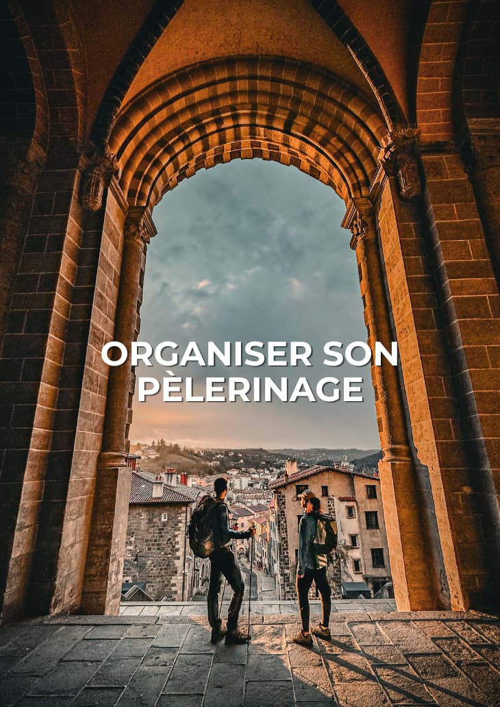 Pèlerins au départ de la cathédrale du Puy-en-Velay avec texte : Organiser son pèlerinage