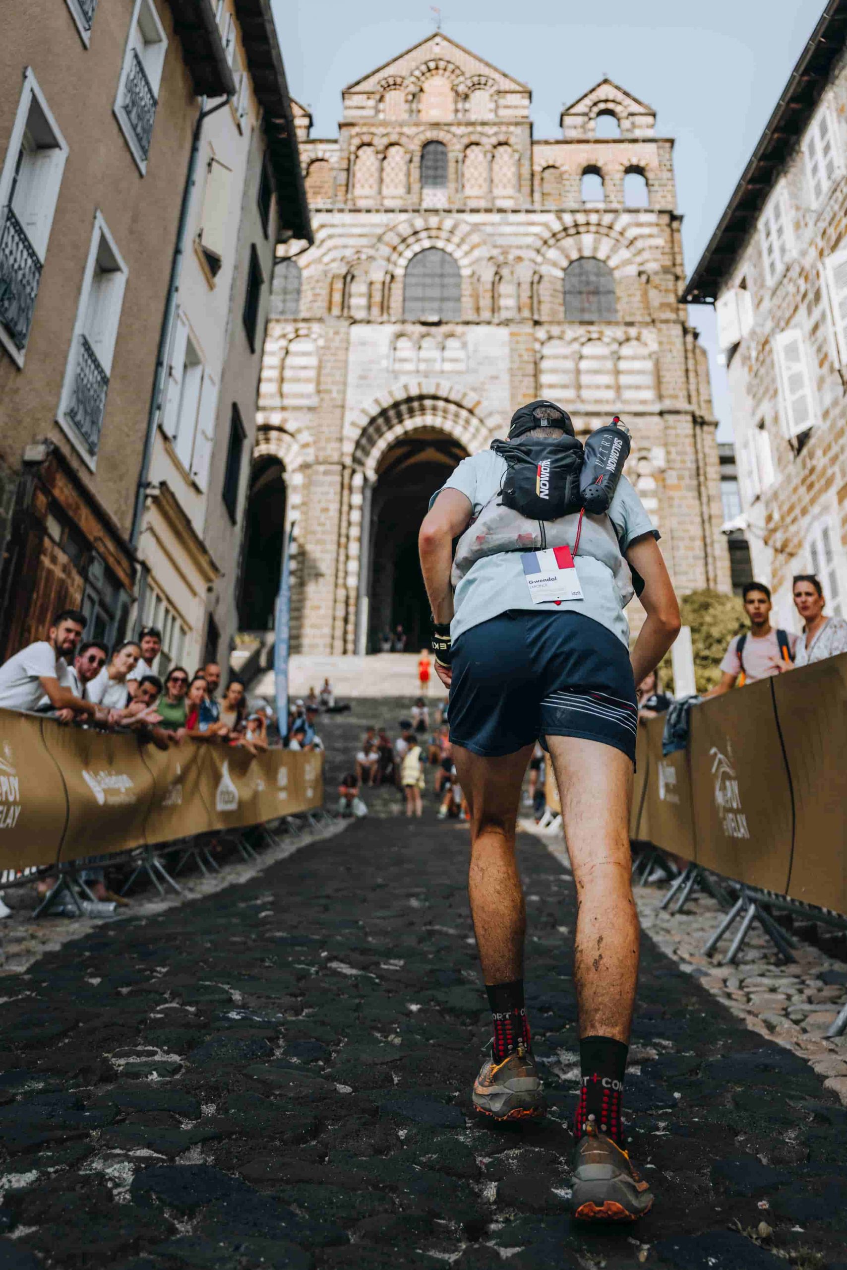 Un coureur devant la cathédrale du Puy-en-Velay pour le Trail du Saint-Jacques by UTMB.
