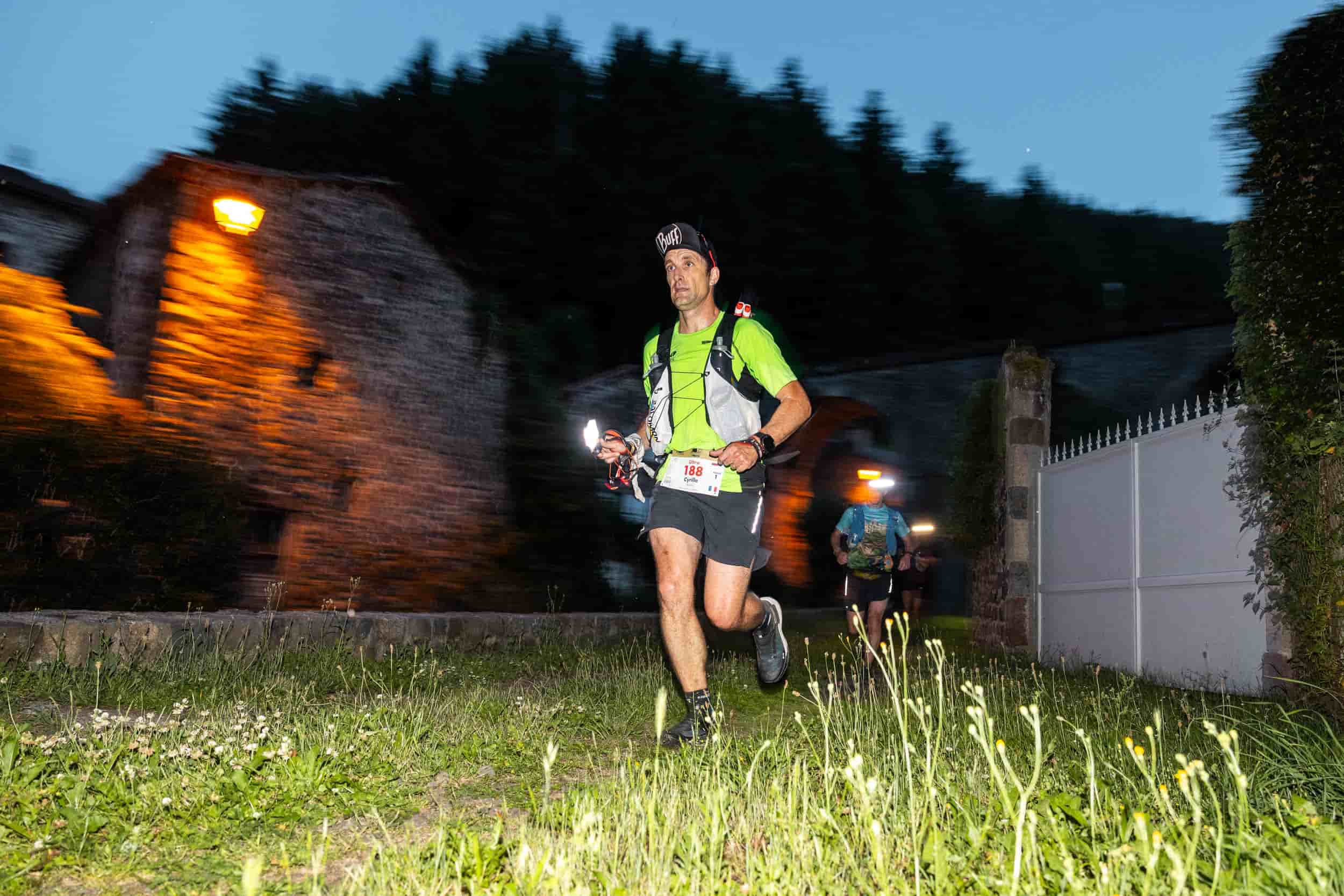 Des coureurs de nuit sur le parcours Ultra du Trail de Saint-Jacques by UTMB.