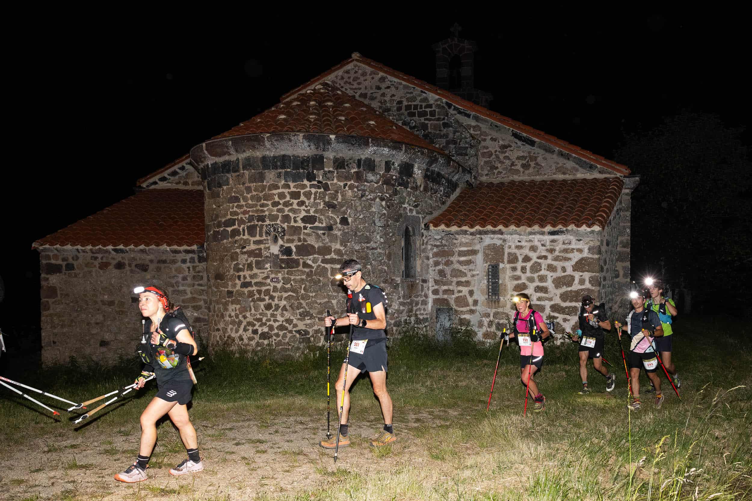 Des coureurs de nuit sur le GR65 pour le Trail de Saint-Jacques by UTMB.