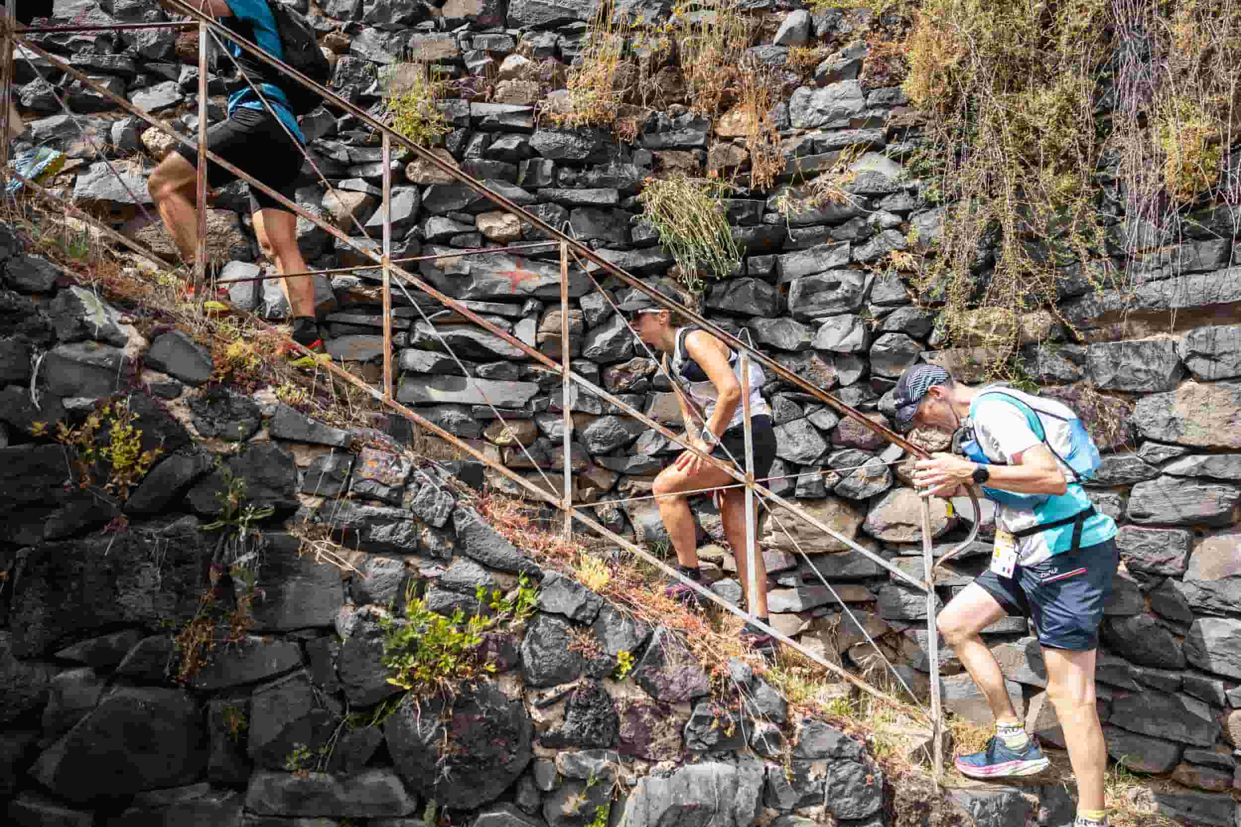 Des coureurs sur le parcours des Chibottes du Trail de Saint-Jacques by UTMB.