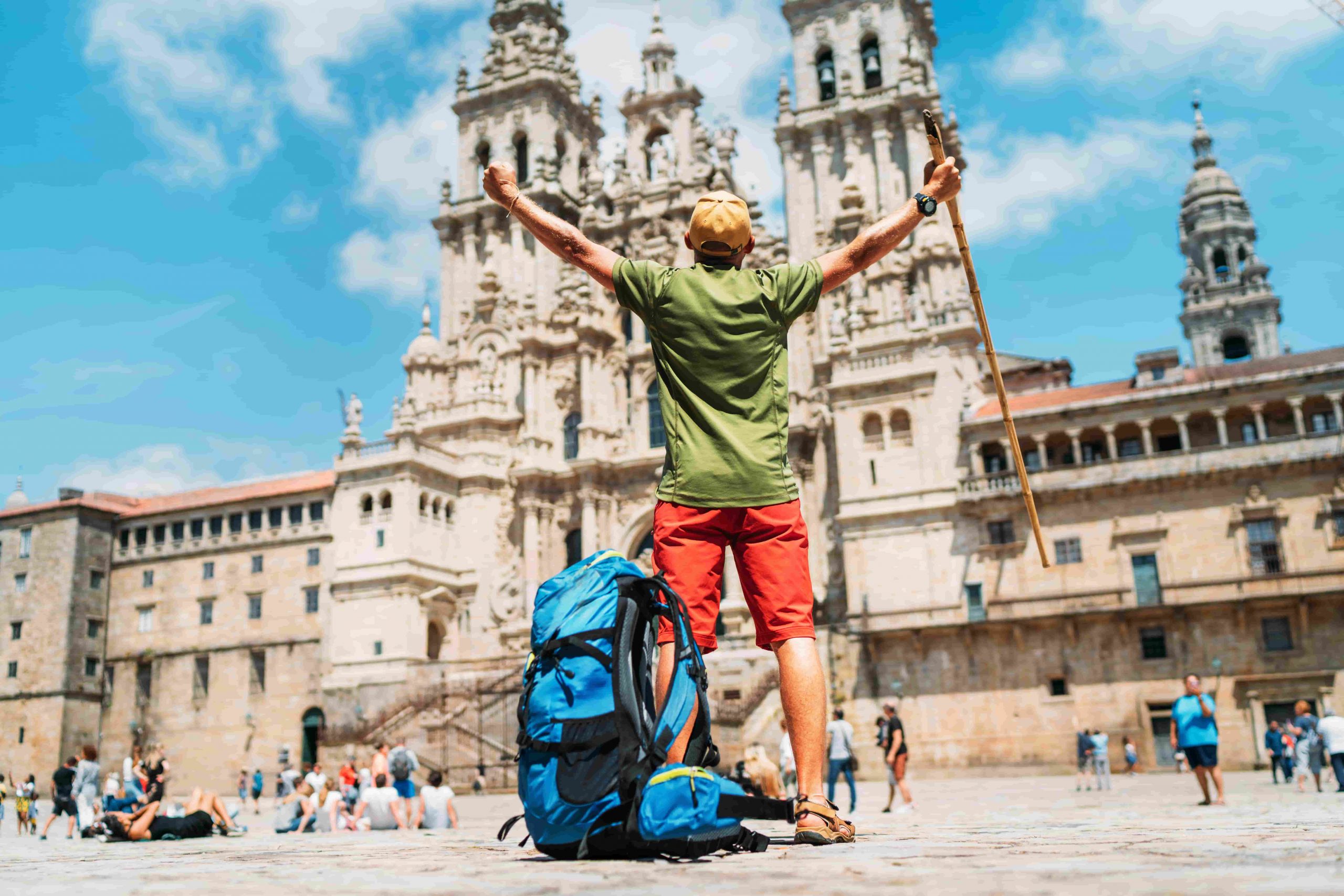 Un pèlerin à l'arrivée devant la cathédrale de Saint-Jacques-de-Compostelle