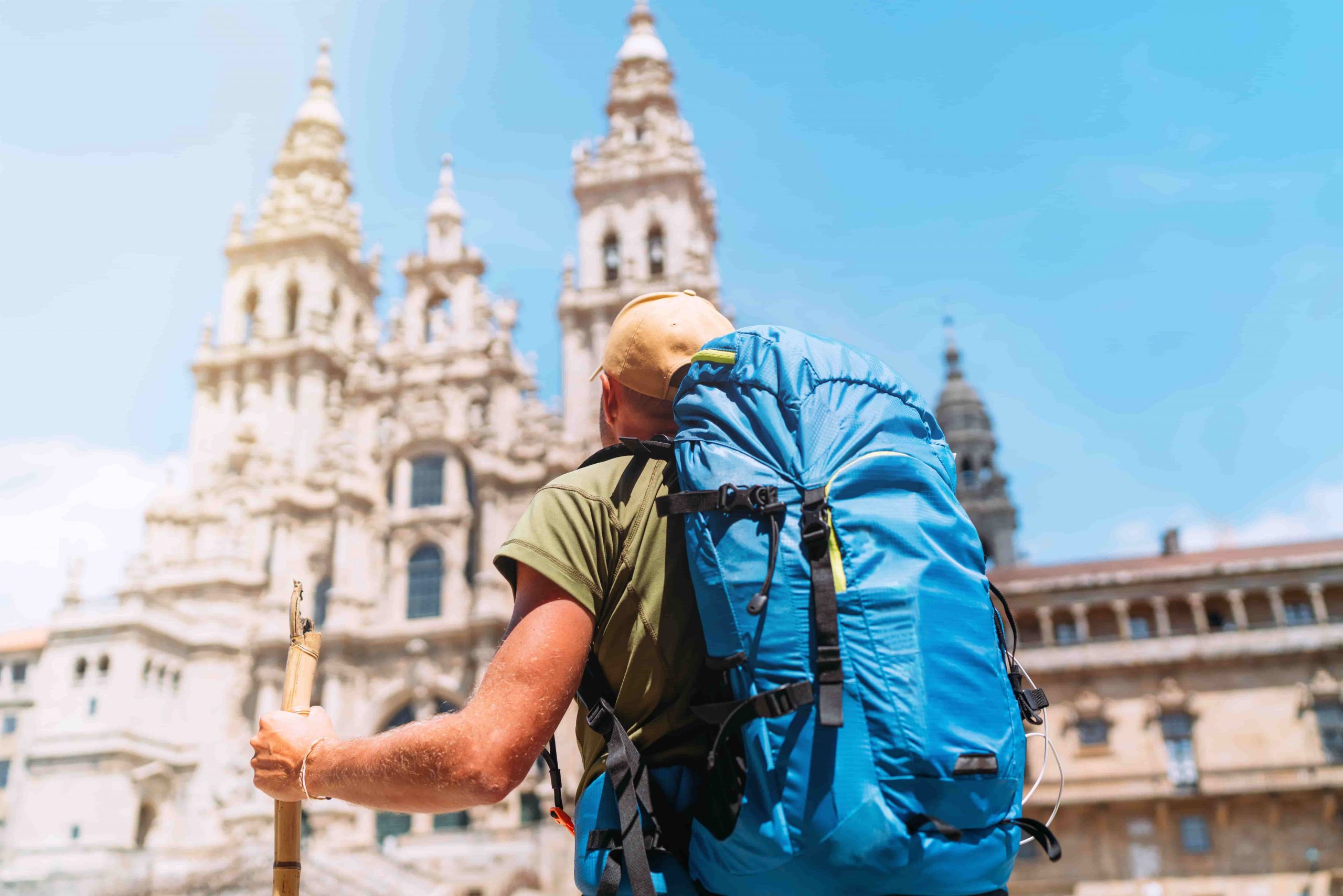 Un marcheur à l'arrivée de Saint-Jacques-de-Compostelle