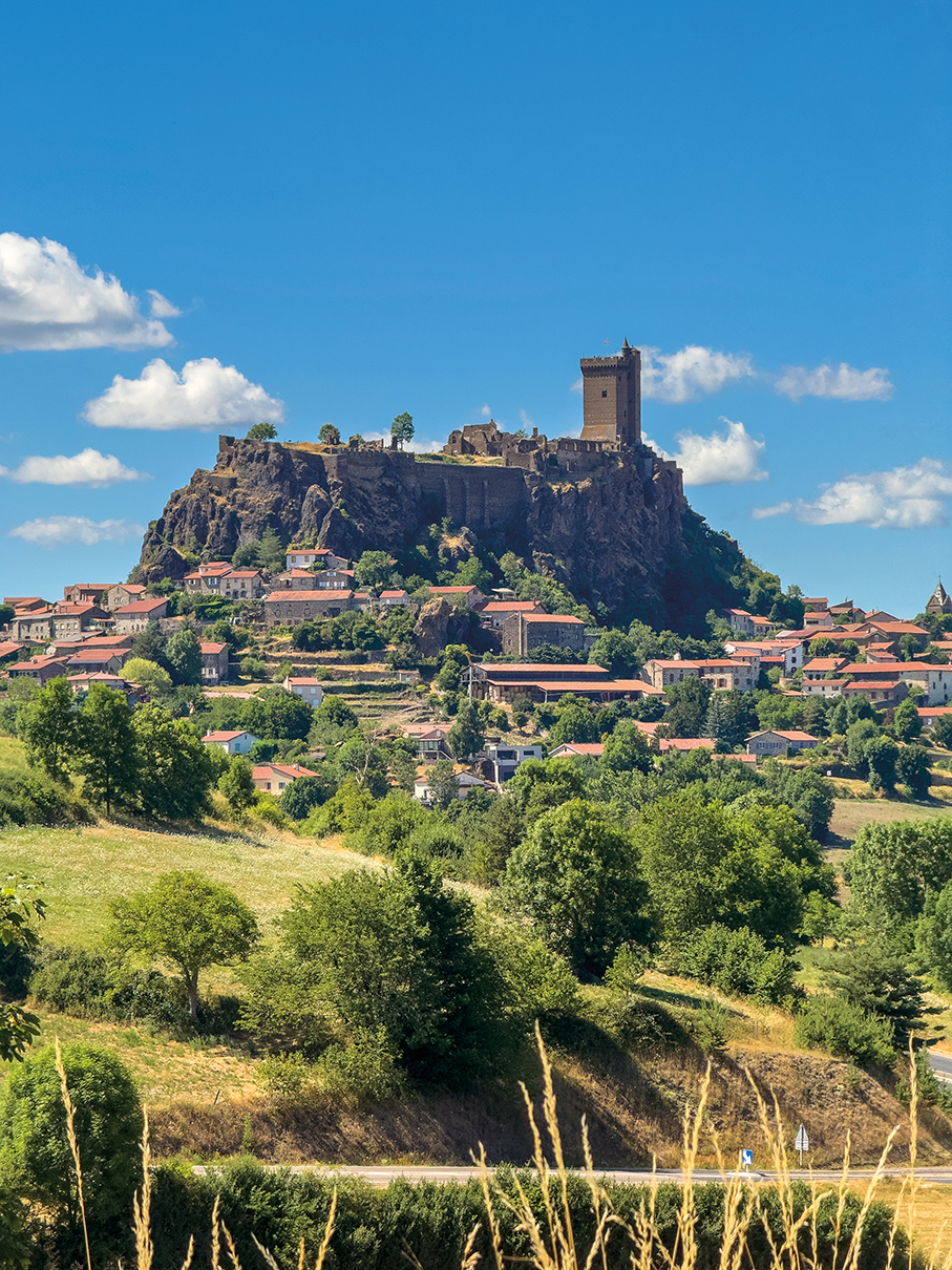 Vue sur la forteresse de Polignac depuis le GR765.