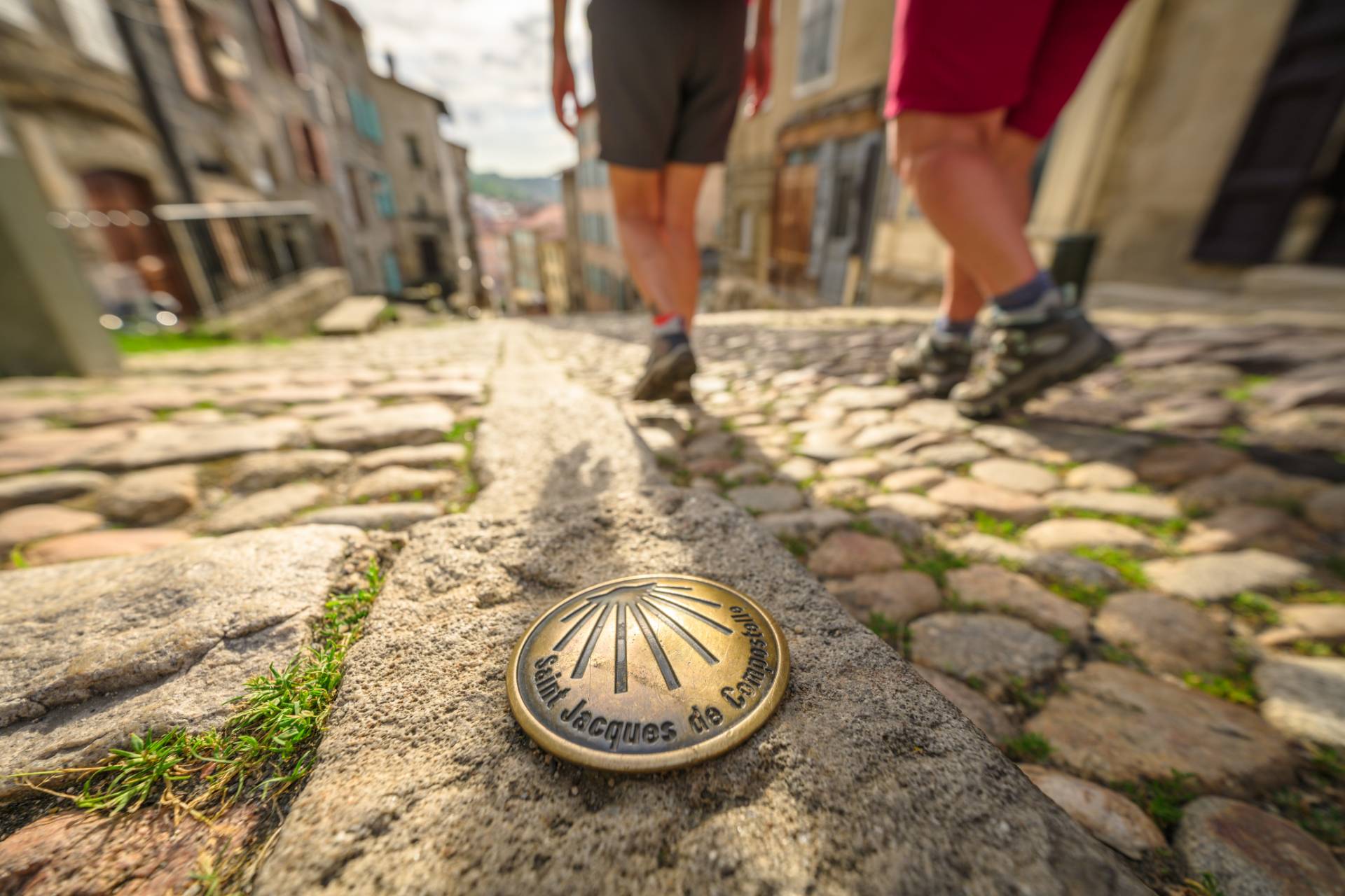 Mise en avant d'une conque dorée sur le chemin de Compostelle au Puy-en-Velay après la messe des pèlerins.